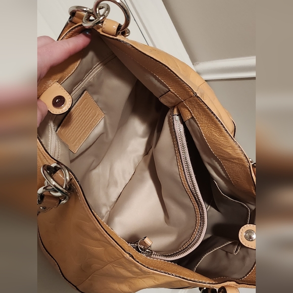 Coach Patent Leather Maggie Large Shoulder Bag Beige 15" X 10.5" X 10" - Picture 16 of 17